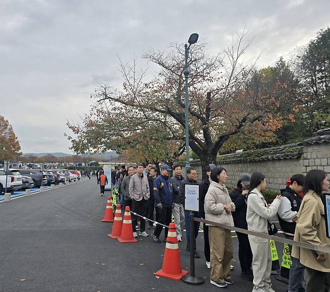 경주 출토 신라 금관 6기와 금 허리띠를 보기 위해 이른 아침부터 관람객들이 길게 줄을 잇고 있다. /황성호 기자