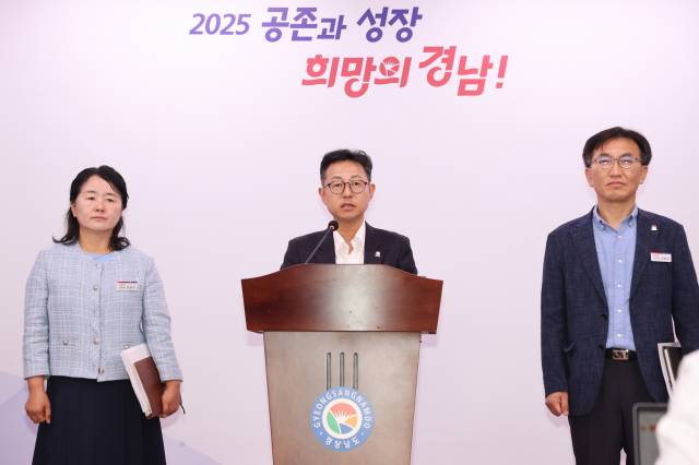 윤인국 경남도 산업국장이 지난 8월 경남도청 프레스센터에서 피지컬 AI 범용 파운데이션 기술개발 및 실증사업의 예비타당성조사 면제가 확정돼, 최종 정부 사업으로 추진된다고 밝히고 있다./경남도/
