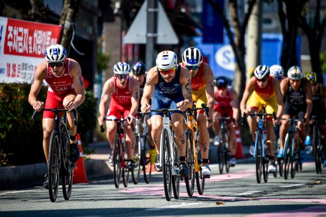 2025 통영 월드트라이애슬론컵 대회가 14일부터 16일까지 도남동 트라이애슬론 광장과 통영시 일원에서 열린다. 사진은 지난 대회 모습./통영시/