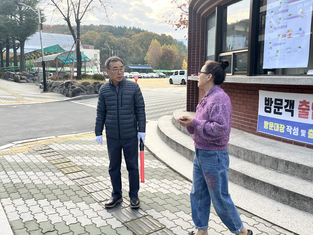 수험생 자녀가 두고 내린 휴대폰을 전달해주기 위해 시험장을 찾은 강영주(52)씨. 김정원 기자