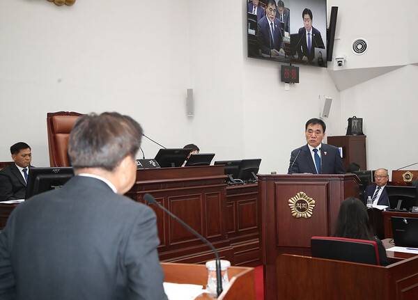 13일 도정질문을 하고 있는 양영식 의원.