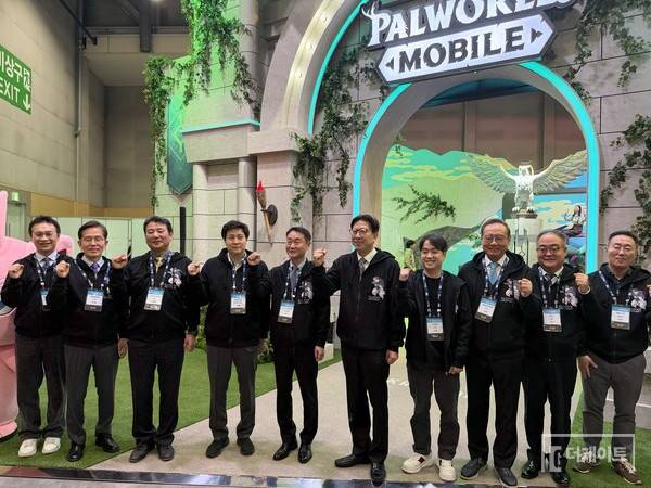 박형준 부산광역시장(사진 왼쪽에서 여섯 번째),&nbsp; 박병무 엔씨 공동대표(사진 맨 왼쪽) 등 귀빈들이 지스타 2025 현장에서 기념촬영에 임하고 있다. 사진=손현석 기자&nbsp;