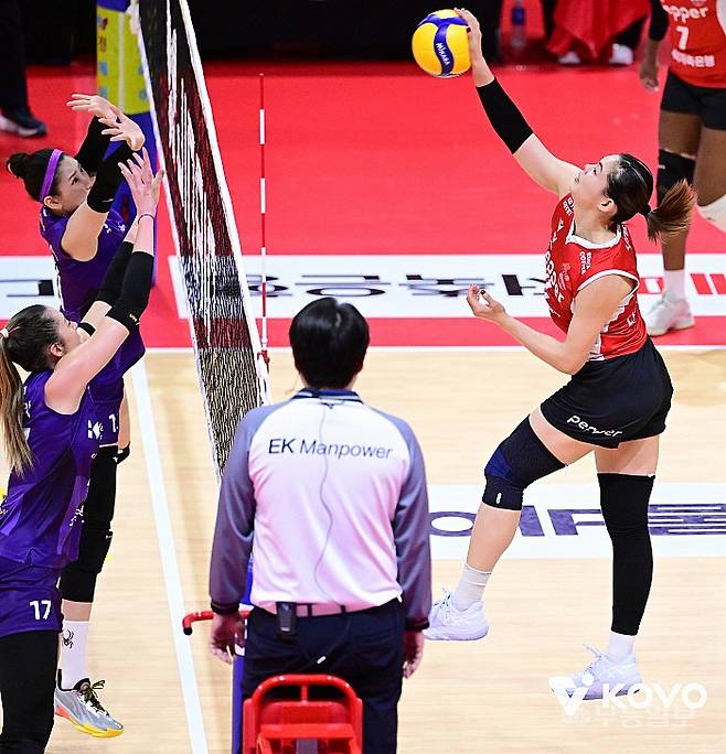 13일 광주페퍼스타디움에서 공격을 하고 있는 시마무라. KOVO 제공