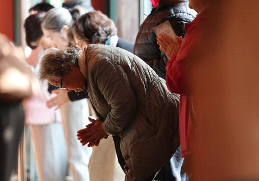 2026학년도 대학수학능력시험(수능)일인 13일 서울 종로구 조계사를 찾은 수험생 가족과 불자들이 기도하고 있다. (사진=연합뉴스)