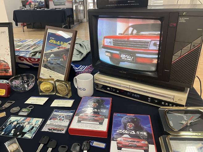 16일까지 인천 부평아트센터에서 개최 중인 대우차보존연구소 특별전시회에 전시된 대우차 헤리티지 기념물품들 (사진=정병묵 기자)