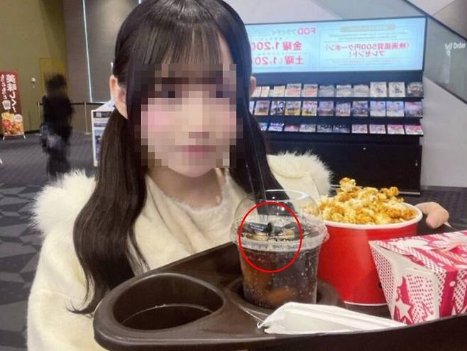 SNS에 올린 사진 때문에 걸그룹에서 퇴출당한 후지사키 아즈(17) 출처=Koreaboo