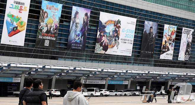 국내 최대 게임전시회인 '지스타 2025' 개막을 하루 앞둔 12일 오후 부산 해운대구 벡스코 광장에서 시민들이 오가고 있다. 지스타 2025는 13일 개막해 16일까지 열리며, 3269개 부스, 44개국, 1273개 국내외 게임사들이 참가한다. 2025.11.12/뉴스1 ⓒ News1 윤일지 기자