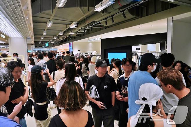 서울 중구 롯데백화점 본점 '키네틱 그라운드'에 고객들이 방문해 구경을 하고 있다. (롯데쇼핑 제공. 재판매 및 DB 금지) 2025.7.4/뉴스1