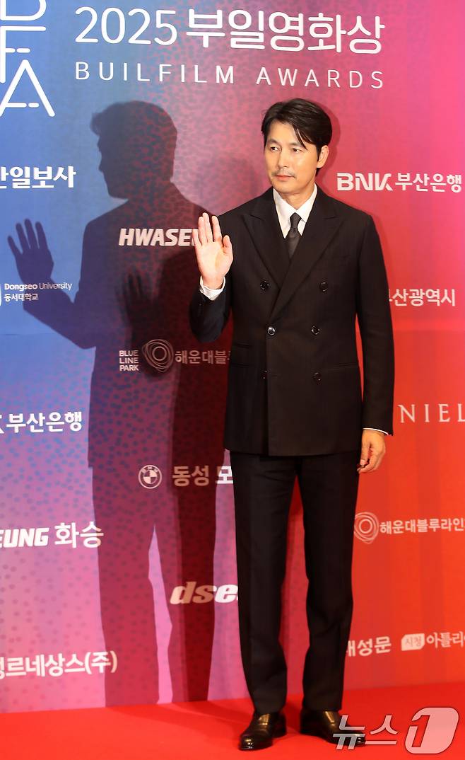 배우 정우성이 18일 오후 부산 해운대구 시그니엘 부산에서 열린 '2025 부일영화상' 레드카펫 행사에 참석해 포즈를 취하고 있다. 2025.9.18/뉴스1 ⓒ News1 윤일지 기자