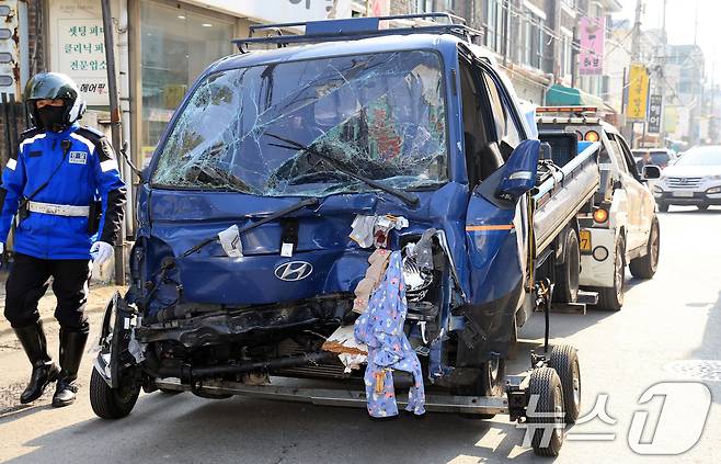 13일 경기 부천 오정구 원종동 제일시장에서 A 씨가 몰던 1톤 트럭이 돌진하는 사고가 발생해 경찰 관계자들이 사고차량을 수습하고 있다. 2025.11.13/뉴스1 ⓒ News1 이호윤 기자