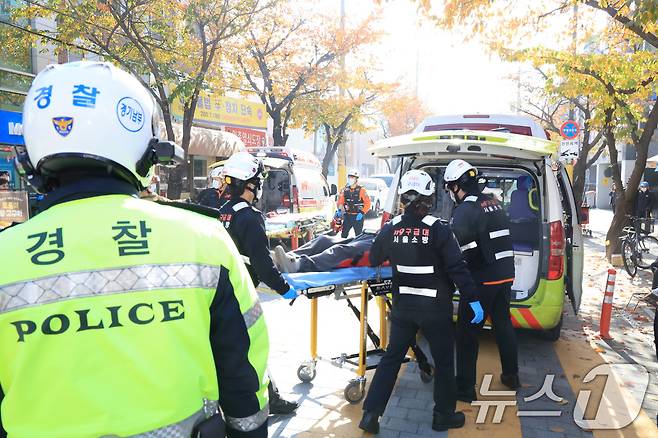 13일 오전 10시 55분쯤 경기 부천 오정구 원종동 제일시장에서 A 씨가 몰던 1톤 트럭이 돌진하는 사고가 발생해 현장에 출동한 구급대원들이 부상자을 이송하고 있다. 2025.11.13/뉴스1 ⓒ News1 이호윤 기자