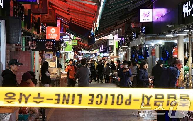 13일 경기 부천 오정구 원종동 제일시장에서 A 씨가 몰던 1톤 트럭이 돌진하는 사고가 발생해 출입이 통제되고 있다. 2025.11.13/뉴스1 ⓒ News1 이호윤 기자