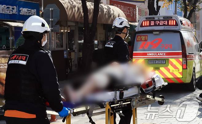 13일 경기 부천 오정구 원종동 제일시장에서 A 씨가 몰던 1톤 트럭이 돌진하는 사고가 발생해 소방 관계자들이 피해입은 시민들을 구조하고 있다. 2025.11.13/뉴스1 ⓒ News1 이호윤 기자