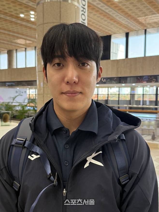 국가대표팀 원태인이 12일 서울 강서구 김포공항에서 일본 도쿄로 출국하기 앞서 취재진의 인터뷰에 응하고 있다. 김포공항 | 박연준 기자 duswns0628@sportsseoul.com