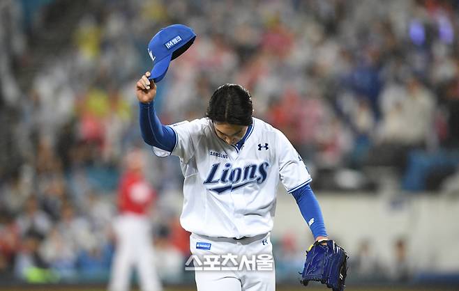 삼성 원태인이 13일 대구 삼성라이온즈파크에서 열린 2025 KBO리그 SSG와 준플레이오프 3차전 7회초 아웃카운트 2개를 잡아낸 뒤 마운드에서 내려가면서 모자를 벗어 팬들에게 인사를 하고 있다. 대구 | 박진업 기자 upandup@sportsseoul.com