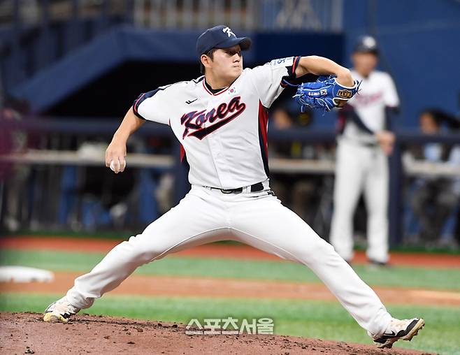 대한민국 야구 대표팀의 김택연이 6일 고척스카이돔에서 열린 상무와 평가전 6회말 등판해 힘차게 공을 던지고 있다. 고척 | 박진업 기자 upandup@spotsseoul.com