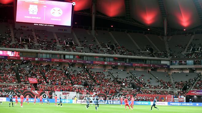 14일 서울월드컵경기장에서 열린 남자 축구 국가대표 평가전 파라과이와 경기에 빈 관중석이 눈에 띈다.  2025. 10. 14. 최승섭기자 thunder@sportsseoul.com