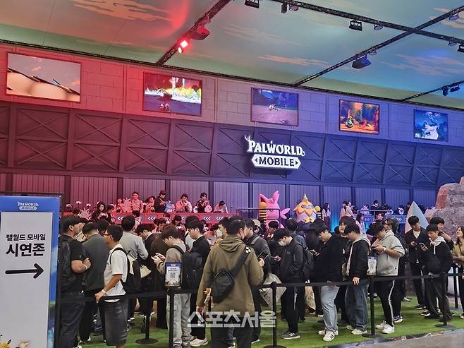 관람객들이 13일 부산 벡스코에서 열린 지스타 2025 행사장에 마련된 크래프톤 부스에서 신작 ‘팰월드 모바일’ 시연을 기다리고 있다. 벡스코 | 강윤식 기자 skywalker@sportsseoul.com