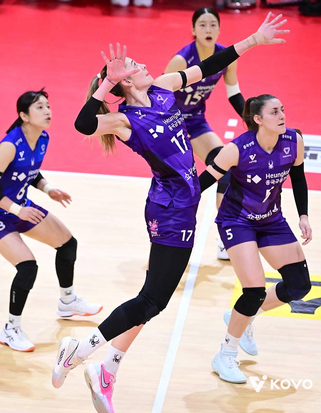 공격하는 흥국생명 레베카. 제공 | 한국배구연맹