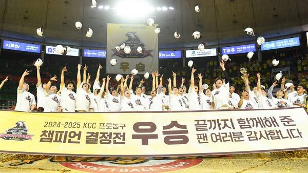 지난 2024~2025시즌 챔피언 결정전 우승 후 이번 2025~2026시즌 가장 먼저 10승에 선착한 창원 LG. 사진은 우승 세레머니 대의 모습. /사진=KBL