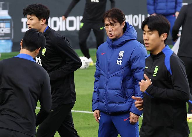 훈련 지켜보는 홍명보 감독

    (천안=연합뉴스) 윤동진 기자 = 홍명보 축구대표팀 감독이 11일 충남 천안 대한민국축구종합센터에서 진행된 오픈트레이닝에서 선수들에게 지시를 내리고 있다. 2025.11.11