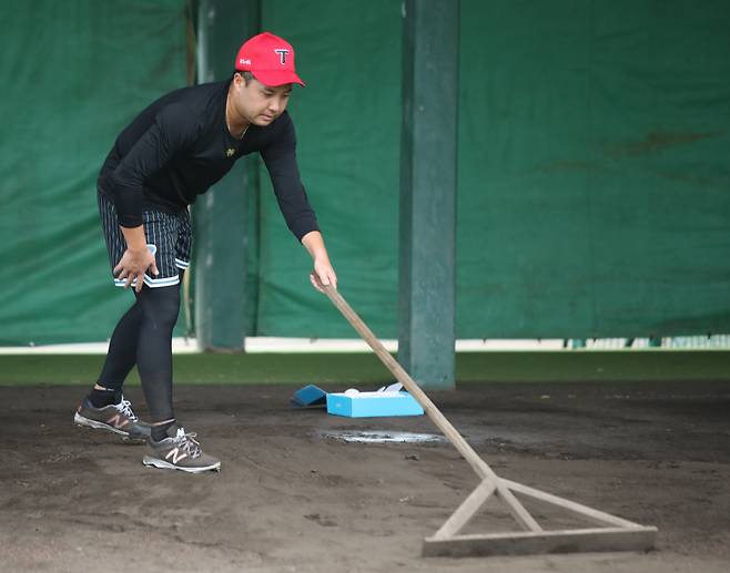 투구를 마치고 직접 흙을 다지는 작업을 하고 있는 이마무라 노부타카. 사진제공=KIA 타이거즈