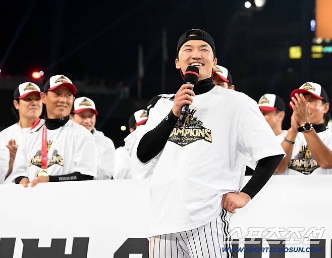 31일 대전 한화생명볼파크에서 열린 LG와 한화의 한국시리즈 5차전. LG가 승리하며 한국시리즈 우승을 차지했다.팬들에게 인사하는 박해민의 모습. 대전=허상욱 기자wook@sportschosun.com/2025.10.31/