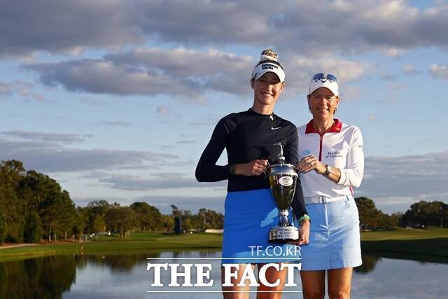 넬리 코다(왼쪽)가 부상으로 인한 휴식 후 6주만에 투어에 복귀한다. 사진은 지난해 더 아니카 드리븐 바이 게인브릿지에서 우승한 뒤 호스트인 아니카 소렌스탐으로 부터 트로피를 받고 포즈를 취한 모습./LPGA
