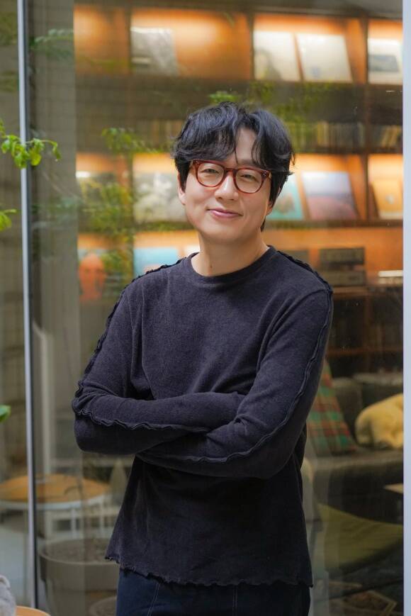 싱어송라이터 루시드폴이 7일 열한 번째 정규앨범 '또 다른 곳'을 발매했다. 앨범에는 타이틀곡 '꽃이 된 사람'을 비롯해 총 9곡이 수록됐다./안테나