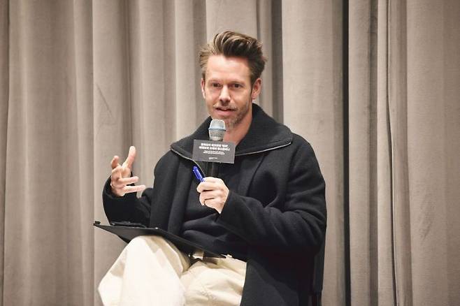 오는 14~16일 LG아트센터에서 공연하는 현대무용 '해머'의 안무가 알렉산더 에크만이 13일 LG아트센터에서 열린 기자간담회에서 작품을 설명하고 있다.   [사진 제공= LG아트센터]