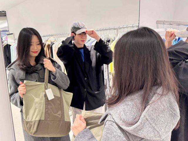 롯데백화점 본점 9층 K-패션 전문관 키네틱 그라운드 내 매장에서 고객들이 상품을 둘러보고 있다. 롯데백화점 제공