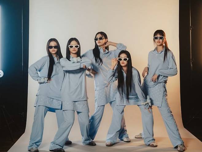 그룹 뉴진스 멤버 전원이 1년간의 분쟁 끝에 소속사 어도어로의 복귀를 선언했다. 어도어는 12일 해린과 혜인의 복귀를 먼저 알렸고, 같은 날 저녁 민지, 하니, 다니엘도 법무법인을 통해 복귀 의사를 밝혔다. 세 멤버는 입장문에서 "한 멤버가 남극에 있어 전달이 늦었다"고 언급해 궁금증을 낳았다. 어도어는 13일, 세 멤버와도 개별 면담을 조율 중이라고 밝히며 대화 의지를 보였다. 뉴진스는 지난해 민희진 전 대표 해임 이후 독자 활동을 추진했으나, 법원이 어도어와의 전속계약이 유효하다고 판결하면서 복귀를 결정하게 되었다.