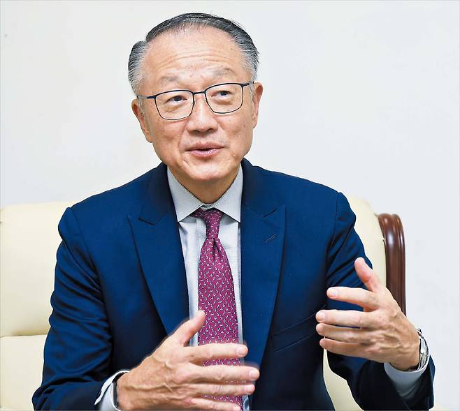 고운호 기자최근 방한한 김용 전 세계은행 총재는 “지금 한국은 정신건강 분야에 투입하는 자원을 획기적으로 늘려야 한다”며 “예산만의 문제가 아니라, 사회적 구조와 인식 자체를 재정비할 필요가 있다”고 했다.