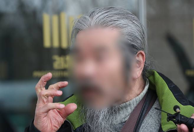 전자장치 부착 등에 관한 법률 위반 혐의로 불구속 기소된 아동성범죄자 조두순이 작년 3월 경기 안산시 단원구 수원지방검찰청 안산지청에서 첫 공판을 마친 뒤 취재진의 질문에 답하고 있다. 검찰은 이날 재판에서 조씨에게 야간외출 제한명령을 어긴 혐의로 징역 1년을 구형했다./뉴스1