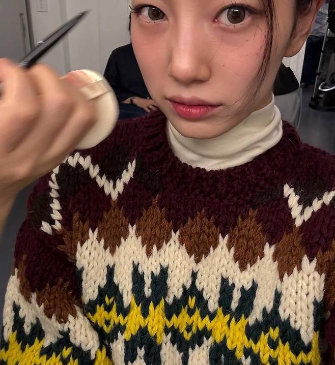 페어 아일 니트 스웨터와 카디건을 입은 수지. 인스타그램 @skuukzky