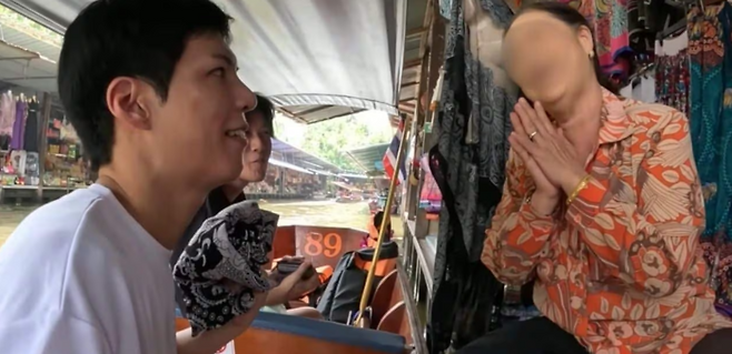 한국인 유튜버가 태국 시장에서 옷을 구매하는 모습. 사진=유튜브 컬렌 Cullen HateBerry 캡쳐