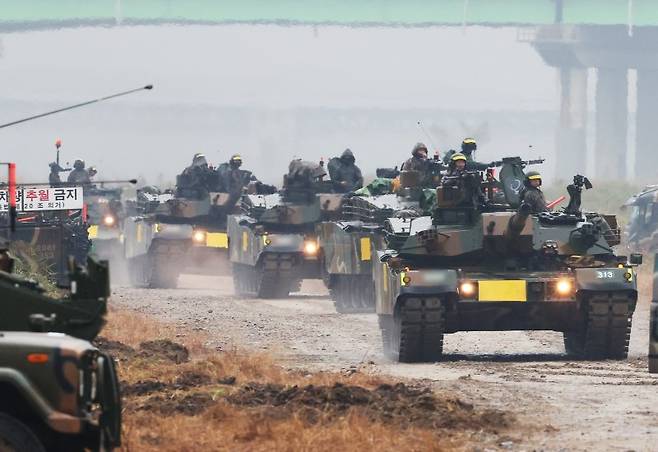 2023 호국훈련이 진행 중인 지난 2023년 10월 19일 오후 경기도 여주시 연양동 남한강 일대에서 열린 육군 제7기동군단 한미 연합 도하 훈련에서 K1E1 전차가 방어를 위해 기동하고 있다. 연합뉴스