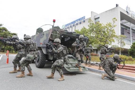 지난 2022년 10월 26일 오후 부산 기장군 고리원자력홍보관에서 열린 '2022 호국훈련'에서 육군 53사단 장병들이 건물 내부 소탕 상황을 가정해 훈련하고 있다. 이번 훈련에는 고리원전 기동타격대, 부산경찰서, 육군 제53사단 등이 참여했다. 연합뉴스