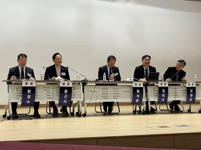 13일 국회 의원회관에서 열린 '변화하는 국제정세에 따른 한미조선해양협력' 세미나에서 천정수 HD현대중공업 특수선사업부 전무, 문근식 한양대학교 공공정책대학원 특임교수, 최지웅 한양대학교 ERICA 한양국방연구원장, 김대식 한화오션 특수선MRO사업담당 상무, 신영균 JK중공업 신조사업부문 전무(왼쪽부터)가 토론하고 있다. 사진=강구귀 기자