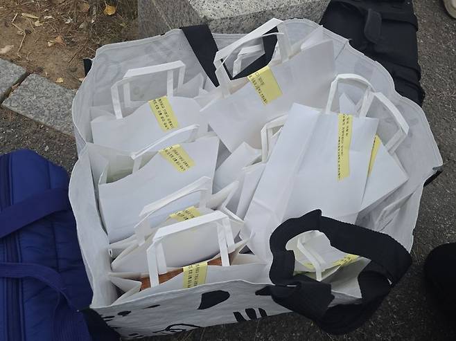 13일 오전 서울자동차고 교사 박선미씨(57)가 동료 교사들과 준비한 간식 꾸러미. 사진=서지윤 기자