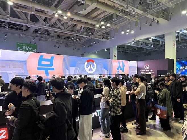 13일 부산 해운대구 벡스코에서 개막한 '지스타 2025' BTC 2전시장 블리자드 부스에 오버워치2 시연을 위한 줄이 늘어섰다.
