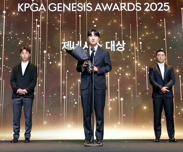 한국프로골프(KPGA) 투어 2025시즌 제네시스 대상을 차지한 옥태훈 프로가 '2025 KPGA 제네시스 대상 시상식'에 참석해 수상 소감을 전하는 모습이다. 사진제공=KPGA (사진을 무단으로 사용하지 마십시오.)