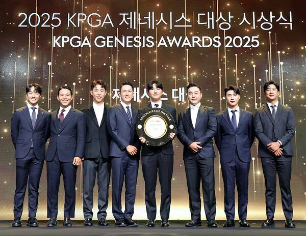 한국프로골프(KPGA) 투어 2025시즌 제네시스 대상을 차지한 옥태훈 프로를 포함해 제네시스 포인트 톱10에 진입한 선수들(왼쪽부터 송민혁, 문도엽, 최진호, 김백준, 옥태훈, 이태훈, 배용준, 최승빈)이 '2025 KPGA 제네시스 대상 시상식'에 참석해 기념 촬영하는 모습이다. 사진제공=KPGA (사진을 무단으로 사용하지 마십시오.)