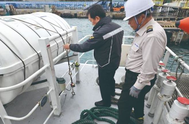 연안여객선에 설치된 구명 뗏목을 점검 중인 모습. 사진 해양수산부