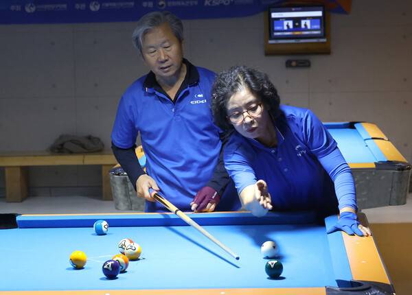 1일 서울 방배동 재클린 당구장에서 열린 2025 대한당구연맹(KBF) 어르신리그 포켓볼 대회에서 동작 포사모팀 선수들이 연습하고 있다. 윤운식 선임기자 yws@hani.co.kr