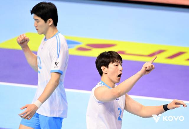 대한항공 세터 한선수(오른쪽)와 아웃사이드히터 정지석이 12일 인천 계양체육관에서 열린 2025∼2026 V리그 삼성화재와 경기에 출전하고 있다. 한국배구연맹 제공