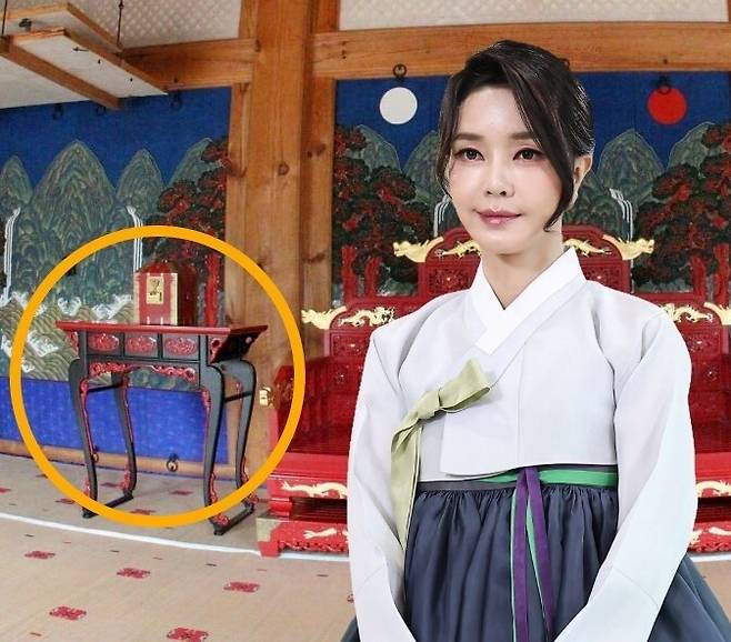 노란색 원 안은 경복궁 건청궁 장안당 대청마루에 놓여있는 보안(탁자)과 보함. 윤석열 전 대통령 때인 2023년 3월 관저로 옮겨진 왕실 공예품들과 같은 모습이다. 오른쪽은 김건희 여사 사진을 합한 것. 연합뉴스, 대통령실 제공