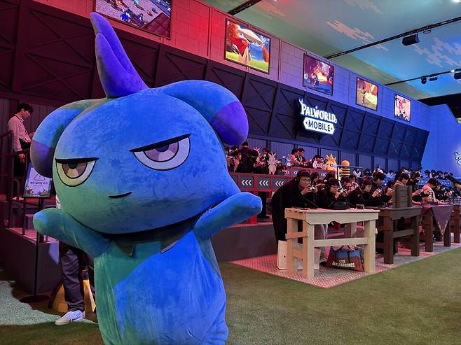 13일 부산 벡스코에서 열린 지스타 2025의 크래프톤 부스. 팰월드 모바일 시연대에서 ‘뚱코알라’ 탈을 쓰고 있는 스태프가 포즈를 취하고 있다. 채반석 기자