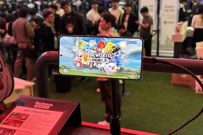 13일 부산 벡스코에서 열린 지스타 2025의 크래프톤 부스에 마련된 팰월드 모바일 시연대. 채반석 기자
