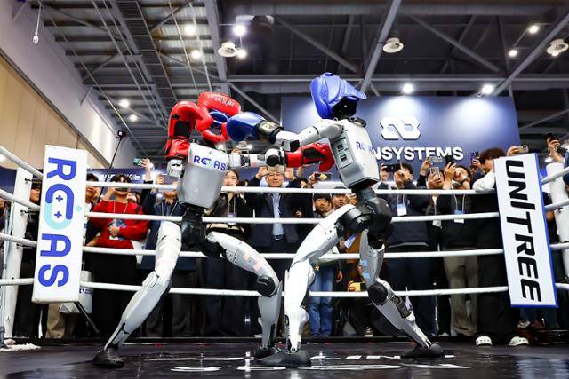 5일 경기 고양시 킨텍스에서 열린 2025 로보월드에서 유니트리 로아스 휴머노이드 로봇이 격투경기를 벌이고 있다. 고양=뉴시스